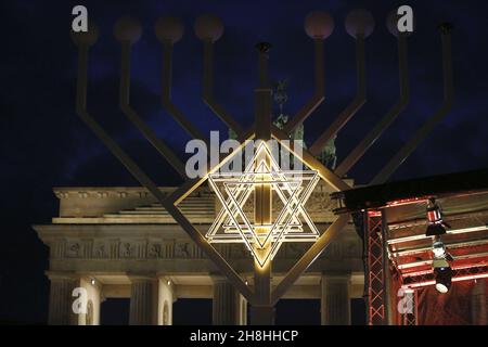 Berlin, Allemagne.28 novembre 2021.Une menorah d'Hanoukkah de dix mètres de haut devant la porte de Brandebourg à Berlin, en Allemagne, le 28 novembre 2021.(Photo de Simone Kuhlmey/Pacific Press/Sipa USA) crédit: SIPA USA/Alay Live News Banque D'Images