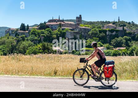 France, Ardeche, ViaRôna, Viviers, cycliste sur le ViaRôna avec Viviers en arrière-plan Banque D'Images