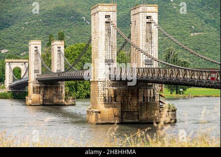 France, Ardèche, ViaRôna, Viviers, cyclistes sur le ViaRôna entre Viviers et Bourg-Saint-Andéol au pont Roubine Banque D'Images