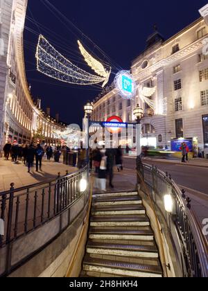 Londres, Grand Londres, Angleterre, 28 novembre 2021 : entrée de la station de métro Piccadilly Circus avec les esprits de Noël dans Regent Street. Banque D'Images