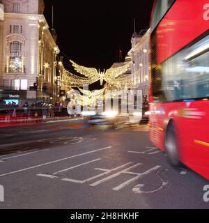 Spirit of Christmas lumière festive sur Regent Street St James en passant par le trafic à Piccadilly Circus Banque D'Images