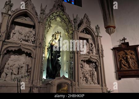 France, Haut Rhin, Thann, Collégiale Saint Thiebaut du XIVe siècle, chapelle de la Vierge, statue de la Vierge des Winegrower en bois polychrome du début du XVIe siècle Banque D'Images