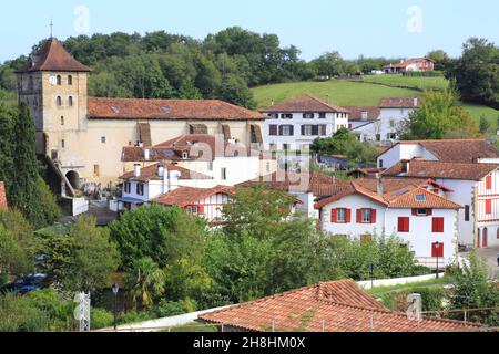 France, Pyrénées Atlantiques, pays Basque, Espelette, village avec son église Saint etienne du XVIIe siècle qui se trouve sur la route de Compostelle Banque D'Images