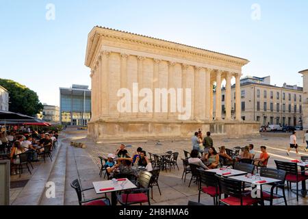 France, Gard, Nîmes, Maison Carree, ancien temple romain du 1er siècle av. J.-C., musée d'art contemporain et le carré d'art par l'architecte Norman Forster, bibliothèque multimédia et centre d'art contemporain Banque D'Images