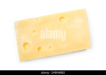 Un morceau de fromage Emmental biologique isolé sur fond blanc, chemin de coupure inclus Banque D'Images