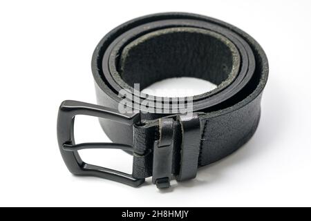 Ceinture en cuir véritable noir pour hommes isolée sur fond blanc avec chemin de coupure inclus Banque D'Images