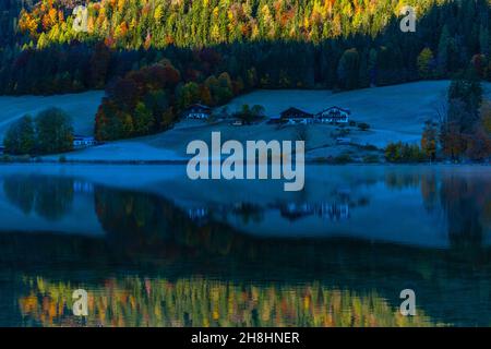 Lac Hintersee au début d'une matinée glacielle en octobre avec ses couleurs d'automne fantastiques, Ramsau près de Berchtesgaden, haute-Bavière, sud de l'Allemagne Banque D'Images