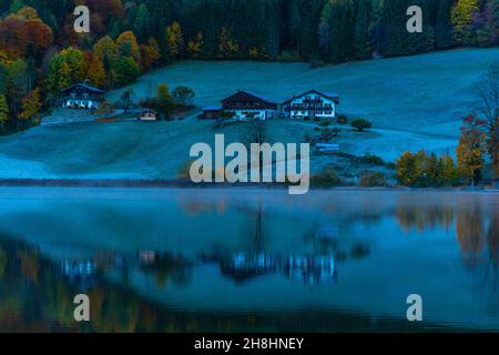 Lac Hintersee au début d'une matinée glacielle en octobre avec ses couleurs d'automne fantastiques, Ramsau près de Berchtesgaden, haute-Bavière, sud de l'Allemagne Banque D'Images