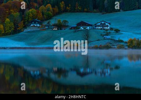 Lac Hintersee au début d'une matinée glacielle en octobre avec ses couleurs d'automne fantastiques, Ramsau près de Berchtesgaden, haute-Bavière, sud de l'Allemagne Banque D'Images