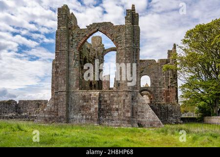 Vue extérieure sur les ruines du Prieuré de Lindisfarne, à l'ouest sur l'île Sainte, sur la côte de Northumberland en Angleterre, au Royaume-Uni Banque D'Images