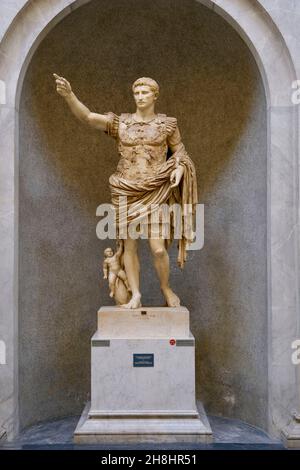 Italie, Latium, Rome, Cité du Vatican classée au patrimoine mondial par l'UNESCO, les musées du Vatican, le musée Chiaramonti dédié à la sculpture, la nouvelle aile (Braccio Nuovo), la statue de l'empereur Auguste Prima Porta en marbre blanc Banque D'Images