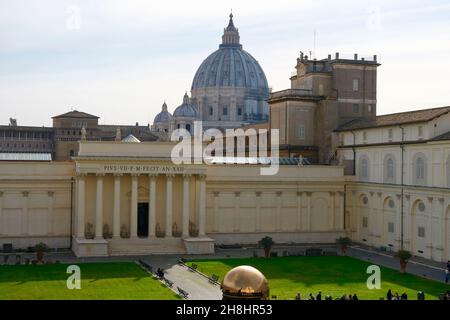 Italie, Latium, Rome, Cité du Vatican classée au Patrimoine mondial par l'UNESCO, les Musées du Vatican, la cour du Belvédère, la sculpture Sfera con Sfera (sphère dans une sphère) par l'artiste Arnaldo Pomodoro Banque D'Images