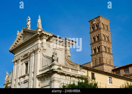 Italie, Latium, Rome, centre historique classé au patrimoine mondial par l'UNESCO, le Forum romain ou Forum Romanum, la basilique Santa Francesca Romana abritant une partie du temple romain de Vénus et Rome, et la tombe du Pape Grégoire XI Banque D'Images