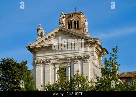 Italie, Latium, Rome, centre historique classé au patrimoine mondial par l'UNESCO, le Forum romain ou Forum Romanum, la basilique Santa Francesca Romana abritant une partie du temple romain de Vénus et Rome, et la tombe du Pape Grégoire XI Banque D'Images