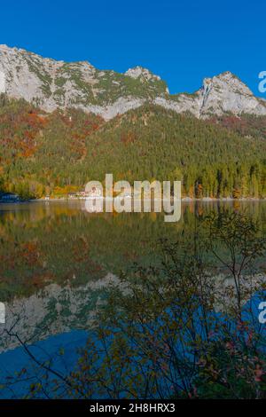 Lac Hintersee au début d'une matinée glacielle en octobre avec ses couleurs d'automne fantastiques, Ramsau près de Berchtesgaden, haute-Bavière, sud de l'Allemagne Banque D'Images