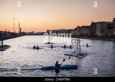 France, Seine Maritime, le Havre, Quai du Rhône, jeu de kayak-polo au coucher du soleil Banque D'Images