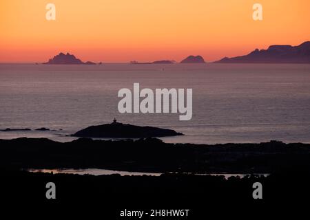 France, Var, six fours les plages, Cap Sicie, de notre Dame du Mai, surplombant le Brusc, les îles Embiez, la baie de Sanary, les criques, Cassis, les îles Riou Banque D'Images