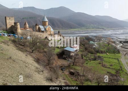 Le château d'Ananuri se trouve sur la rivière Aragvi, en Géorgie, dans le Caucase Banque D'Images