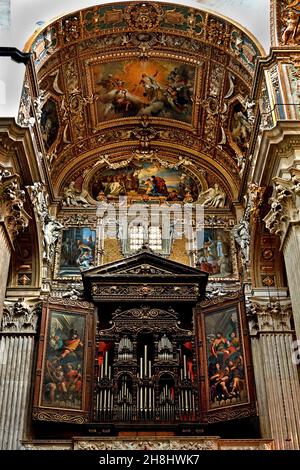 Orgue de pipe l'orgue de pipe, dont les portes ont été peintes par G. Benso en 1634/5.Cathédrale ou cathédrale métropolitaine de Saint-Laurent révolutionnaire gothique 1110 terminé 17th siècle.Gênes Italie Italien. Banque D'Images