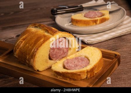 Brioche lyonnais cuite au four avec saucisse de style rustique, saucisse de Morteau Banque D'Images