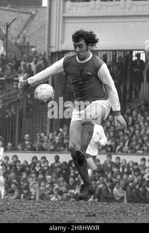 Photo du dossier datée du 01-04-1972 de Ray Kennedy en action pour Arsenal.L'ancien joueur de Liverpool et d'Arsenal Ray Kennedy est décédé à l'âge de 70 ans, ont annoncé le club de Merseyside.Date de publication : le mardi 30 novembre 2021. Banque D'Images