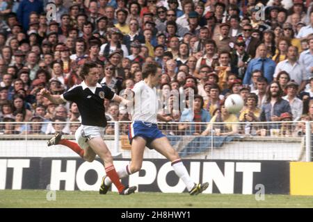 Photo du dossier datée du 04-06-1977 du capitaine écossais Bruce Rioch est chassé par le britannique Ray Kennedy dans un match à Wembley.L'ancien joueur de Liverpool et d'Arsenal Ray Kennedy est décédé à l'âge de 70 ans, ont annoncé le club de Merseyside.Date de publication : le mardi 30 novembre 2021. Banque D'Images