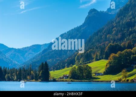 Lac Hintersee dans les Alpes bavaroises dans ses magnifiques couleurs d'automne, Ramsau près de Berchtesgaden, haute-Bavière, sud de l'Allemagne, Europe Banque D'Images