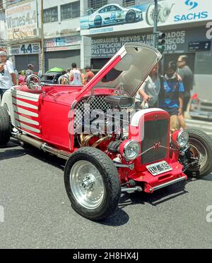 BUENOS AIRES, ARGENTINE - 08 novembre 2021: Sport Ford V-8 modèle 18 1932 Hot Rod.Modifié pour améliorer la vitesse et l'accélération pour la course.Ouvrez le capot.Moteur Banque D'Images