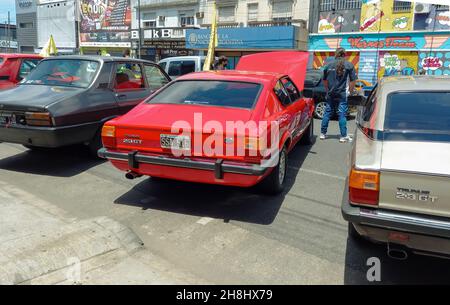 BUENOS AIRES, ARGENTINE - 08 novembre 2021: Red sportive Ford Taunus Cortina 2.3 GT deux portes fastback coupé années 1980 construit en Argentine.Voiture familiale.Vue arrière. Banque D'Images