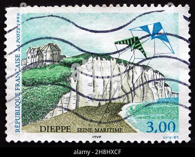 FRANCE - VERS 1999 : un timbre imprimé en France montre vue de Dieppe, Seine-Maritime, vers 1999 Banque D'Images