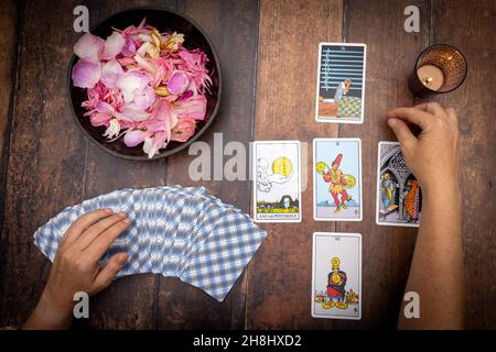 15 septembre 2021, Anvers, Belgique, scène magique, concept ésotérique, dire fortune, cartes tarot sur une table. Le concept de divination, d'astrologie et d'ésotéricisme, illustratif . Photo de haute qualité Banque D'Images