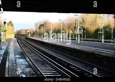 En regardant la voie depuis la gare de Horley à Surrey. Banque D'Images