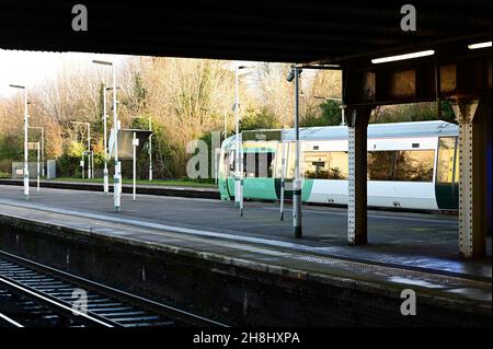 Un train électrique du sud à la gare de Horley. Banque D'Images