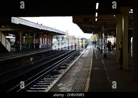 Un train électrique du sud à la gare de Horley. Banque D'Images