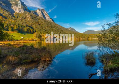 Lac Hintersee dans les Alpes bavaroises dans ses magnifiques couleurs d'automne, Ramsau près de Berchtesgaden, haute-Bavière, sud de l'Allemagne, Europe Banque D'Images