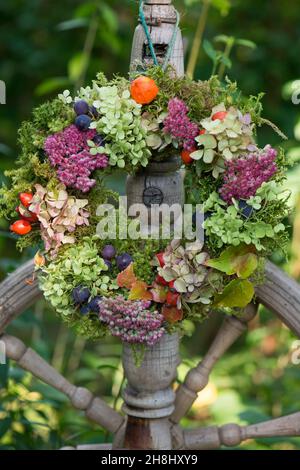 Couronne d'automne avec fleurs et baies Banque D'Images