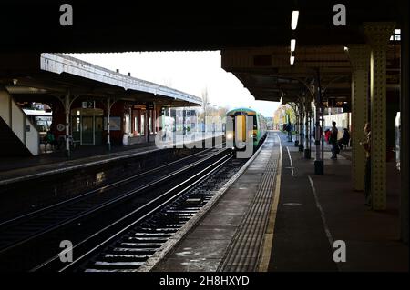 Un train électrique du sud à la gare de Horley. Banque D'Images