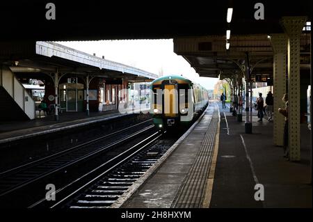 Un train électrique du sud à la gare de Horley. Banque D'Images