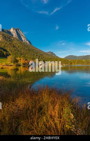 Lac Hintersee dans les Alpes bavaroises dans ses magnifiques couleurs d'automne, Ramsau près de Berchtesgaden, haute-Bavière, sud de l'Allemagne, Europe Banque D'Images