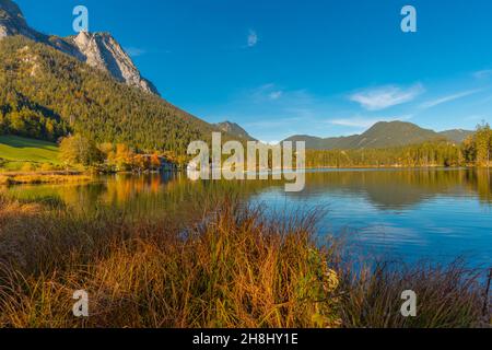 Lac Hintersee dans les Alpes bavaroises dans ses magnifiques couleurs d'automne, Ramsau près de Berchtesgaden, haute-Bavière, sud de l'Allemagne, Europe Banque D'Images