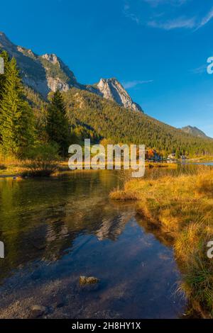 Lac Hintersee dans les Alpes bavaroises dans ses magnifiques couleurs d'automne, Ramsau près de Berchtesgaden, haute-Bavière, sud de l'Allemagne, Europe Banque D'Images