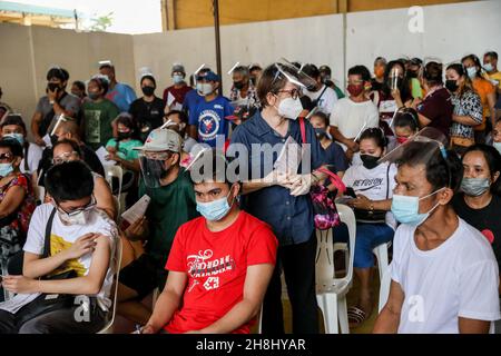 30 novembre 2021 : les patients sont en file d'attente pour recevoir les vaccins AstraZeneca COVID-19 dans une école transformée en site de vaccination à Quezon City, dans la région métropolitaine de Manille, aux Philippines.30 novembre 2021.Les Philippines ont lancé le 29 novembre une campagne nationale d'inoculation de trois jours au milieu de la menace d'Omicron, une variante du coronavirus fortement muté.(Image de crédit : © Basilio Sepe/ZUMA Press Wire) Banque D'Images