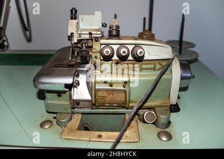 Machine à coudre Vintage Ray, fabriquée en Espagne.Ancien survestiaire dans une authentique maison espagnole laissée sur place.Modèle 7.004A.Fabricado en Espana Banque D'Images