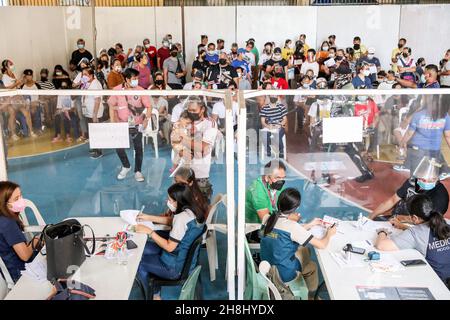 30 novembre 2021 : les patients sont en file d'attente pour recevoir les vaccins AstraZeneca COVID-19 dans une école transformée en site de vaccination à Quezon City, dans la région métropolitaine de Manille, aux Philippines.30 novembre 2021.Les Philippines ont lancé le 29 novembre une campagne nationale d'inoculation de trois jours au milieu de la menace d'Omicron, une variante du coronavirus fortement muté.(Image de crédit : © Basilio Sepe/ZUMA Press Wire) Banque D'Images