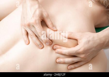 Massage anti cellulite du dos pour l'amincissement et l'élimination de la graisse sous-cutanée, vue de dessus. Banque D'Images