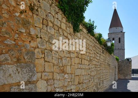 Remparts historiques de la ville de Krk sur l'île de Krk, comté de Primorje-Gorski Kotar, Croatie occidentale.En arrière-plan se trouve l'église notre-Dame de la Santé basilique Banque D'Images