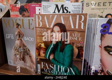 Barnes & Noble Booksellers sur Fifth Avenue à New York City dispose d'un grand choix de magazines, USA 2021 Banque D'Images