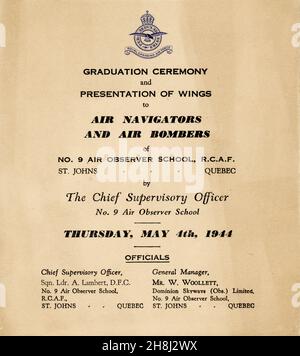 4 mai 1944.Couverture d'un livret de programme pour la cérémonie de remise des diplômes de la Royal Canadian Air Force et présentation d'ailes aux navigateurs et aux bombardiers aériens, précédé par Oh Canada, inspection des navigateurs et des bombardiers aériens diplômés, suivie d'un passé de mars et de Dieu Save the KiIng. Banque D'Images