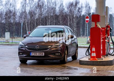 Riga, Lettonie, le 2 janvier 2021 : Opel Astra ST à la pompe de la station-service Circle K. Banque D'Images