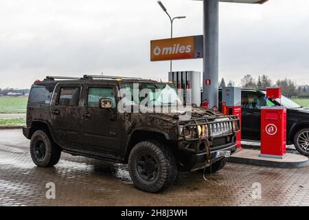 Riga, Lettonie, le 2 janvier 2021 : Hummer, voiture hors route, à la pompe de la station-service Circle K. Banque D'Images